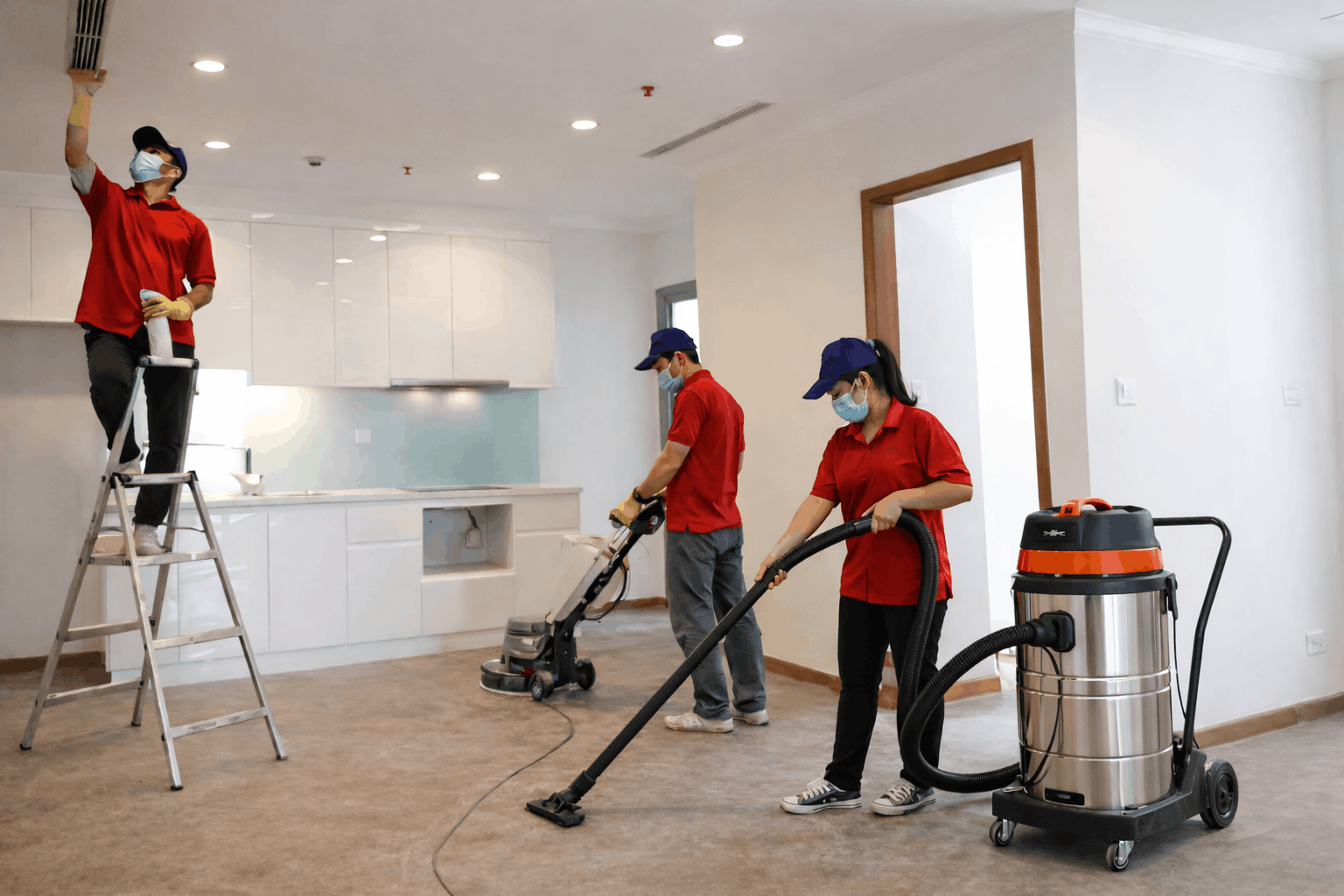 Nhân viên MCX Clean vệ sinh sau xây dựng trong căn hộ mới, sử dụng máy hút bụi và máy chà sàn chuyên dụng